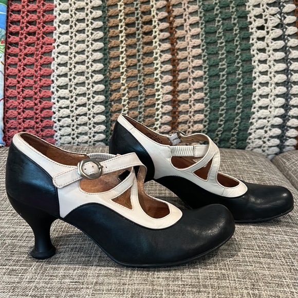 Black and white John Fluevog heels - 7.5 - Picture 5 of 12